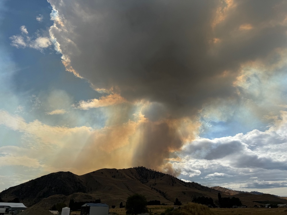 Fast-spreading fire breaks out in Stayman Flats on Tuesday afternoon